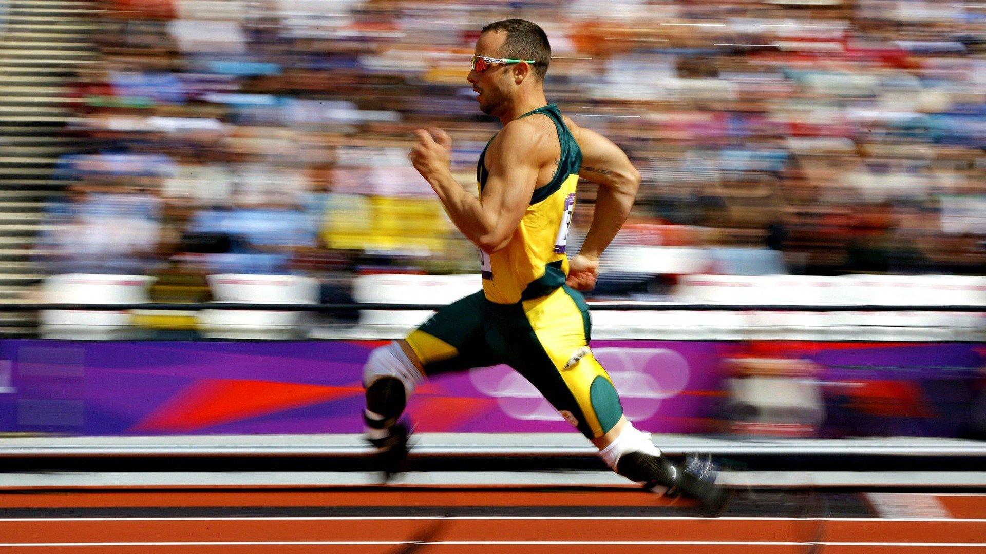 步行者核心哈利伯顿比赛中意外受伤 父亲看台掩面痛心一幕引发关注